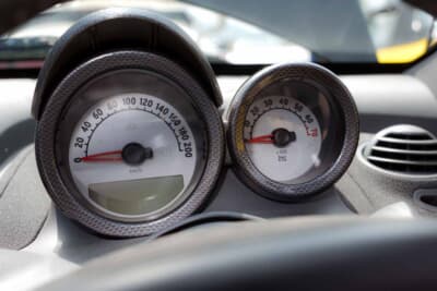 スマート ロードスター：ステアリングコラムの中央に置かれたメーター類。それぞれのベゼルがカーボン柄でスポーティだ。スピードは日本と同じくキロ表示