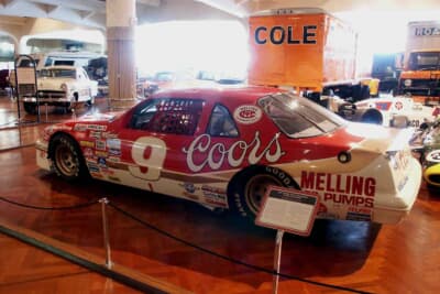 フォード「サンダーバード」のストックカー。館内にはこうしたレーシングカーの展示も数多く用意されている