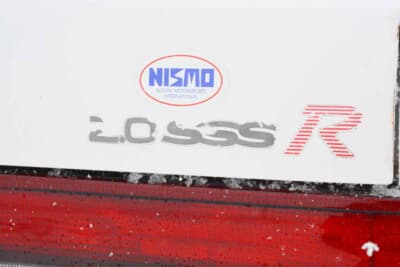 日産 ブルーバード SSS-R：NISMOのエンブレム、「2.0 SSS R」、「4WD ATTESA」のデカールが輝くリアエンド