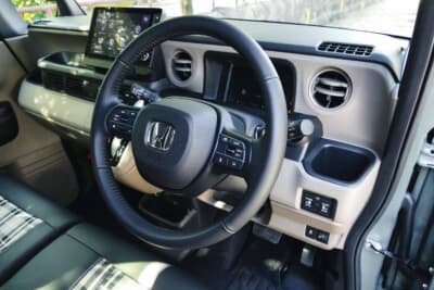 ホンダ N-BOX JOY:水平基調のインパネは視界が広く、運転のしやすさと居心地のよさを両立している