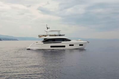 穏やかな海を行く、エレガントな側面フォルム。62フィートという数字以上に、その佇まいには、イタリア生まれらしい洗練された余裕が漂います