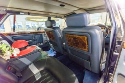 ロールスロイス シルバースパーII：優雅なひとときを提供する後部座席の内装