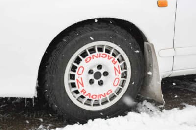 トヨタ セリカ GT-FOUR RC：足元はラリーカーの定番であるO.Z.レーシング製ホイールとマッドフラップで決める