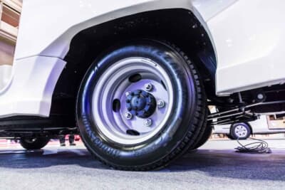 VANTECH ASTRARE TRIAS 480：TRAVIOシャシーは重量のあるキャンピングカーを支えるため、専用のサスペンションなどが奢られている