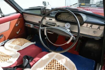 日野 コンテッサ 1300 デラックス：インパネにはタコメーターやオーディオ類を追加装着しているが、ステアリングは美しいオリジナルを保っている