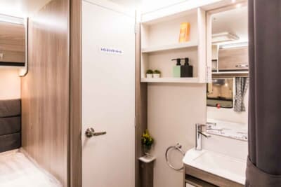 SWIFT スプライト アルパイン4：シャワーやトイレを備えた、ホテルライクで清潔感のあるサニタリールーム