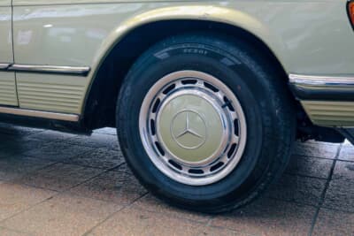 メルセデス・ベンツ 450SLC：ボディ同色に彩られたホイールキャップ。使用感はあるが、車両の品位を損なわない美しさが印象的だ
