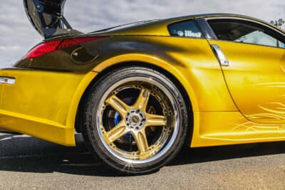 日産 フェアレディZ Z33：タイヤはトーヨータイヤ（プロクセスR1R）をセレクトしている