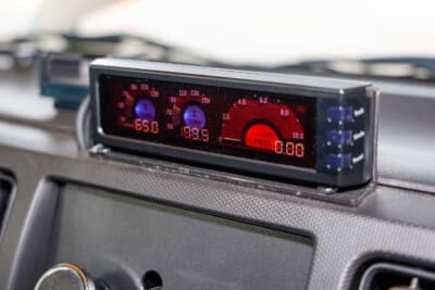 スズキ HA36アルトワークス：メーターは視認性が高いアペックス製を使用する。温度の上下に合わせてLEDの色が変わり、コンディションを直感的に把握しやすい