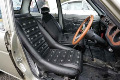 ホンダ ライフ：純正シートを保護するため、運転席にはあえて工場にあったバケットシートを装着