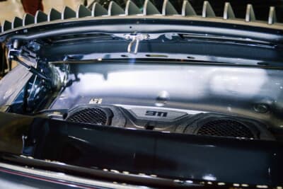 リアエンジンに2基のeターボを組み合わせたT-ハイブリッドドライブ。わずか1.9kWhのバッテリーで711psを実現した点が革新的だ