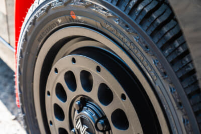 NITRO POWER R12HOWITZER:ディスクとリムがまるで別体であるかのように両者の間の溝は大きくて深い。ディスクエンドが幅のあるフラット形状なのも力強い