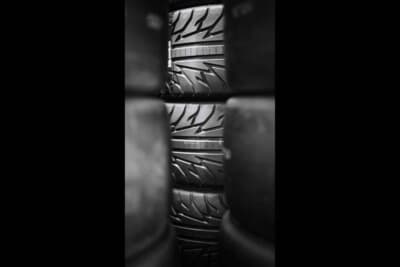 路面と接するトレッド面。黒くて丸い工業製品だが天然の成分が主体である