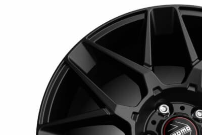 MOMO REVENGE 2.0：スポーク部分のクローズアップ。マットブラックの質感と肉厚な造形が伝わる