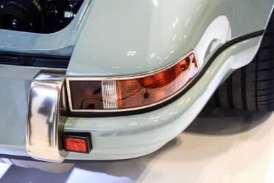 各所にあしらわれたメッキパーツがハイエンドレストモッドとしての高級感を演出する