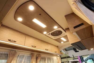 レクビィ プラス LIV'N：ハイルーフを活かした天井まわり。LEDダウンライト、ベントファン、オーバーヘッド収納が一体化したウッド調パネルを採用する