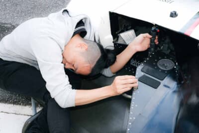 左コーナーにおけるパッセンジャーの基本的なポジションがこう。腰を中心に身体の半分ほどが車体の外へ出ていることに驚かされる