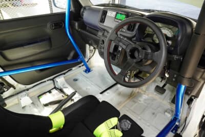 スズキ HA37 アルト：室内はしっかりとサーキット仕様に作り込んでいる。HA36より増えた車重を考慮し、ロールケージの素材は軽量なクロモリを選んだ