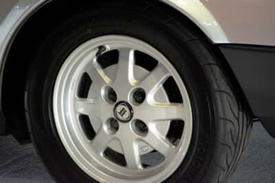 ランチア モンテカルロ：マイナーチェンジで14インチへと拡大されたアロイホイールだ。ベータ クーペなどと共用されるクラシカルなデザインが、流麗な車体の足元を上品に引き締める