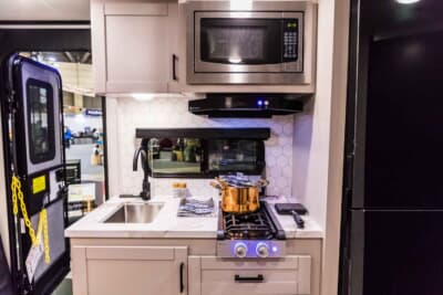 JAYCO 19MBS-BAJA：車内には冷蔵庫や電子レンジなど、家庭用と変わらぬキッチンスペースが広がる