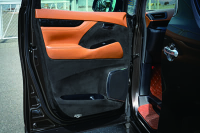 トヨタ アルファード：内張も丁寧に仕上げて、高級感あるなムードを創出。細部まで妥協することなく徹底的にこだわった仕様 