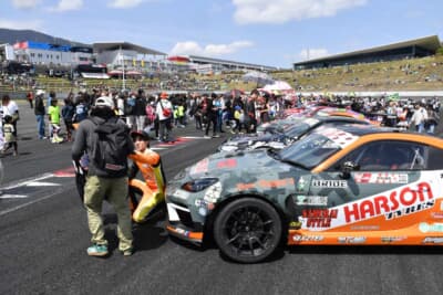 実際のコース、そして決勝を前にした選手とマシンを間近に見られるキッズウォーク。子どもたちにとっても記憶に残る体験だ