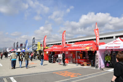 「FMX SHOWCASE」スペースをぐるっと取り囲むようにレイアウトされたエリアでは37のショップが出展