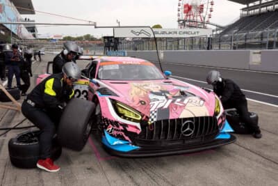 鈴鹿サーキットのピットレーンでタイヤ交換を受ける＃23 TKRI松永建設AMG GT3。レース後半に＃31 DENSO LEXUS RC F GT3をかわし、ST-Xクラス2位に浮上した