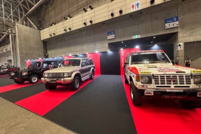 三菱ブースに集結した歴代パジェロ。手前にはダカールラリー総合優勝車両（1985年）、奥には初代パジェロ（1982年）と2代目パジェロ（1991年）が並ぶ。ブースのテーマは「ブランドレガシーから見る過去〜未来の三菱自動車らしさ」だ