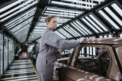 JLRは1年分の給与を全額支給するという手厚い出産手当制度を養子縁組や代理出産にも拡大する