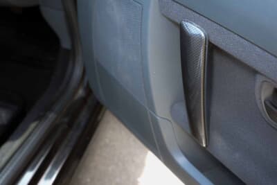 スマート ロードスター：インテリアは細部にカーボン柄を多用。収納スペースは決して多いといえないものの、ドアには小さいながらもポケットを備えている