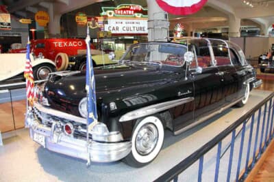 透明なルーフが特徴的なバブルトップのリンカーン。アイゼンハワー大統領が使用したモデルだ