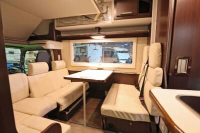 レガードNeo+:家族でゆったりとくつろげるダイネット。大きなアクリル二重窓により、採光と断熱性を両立している