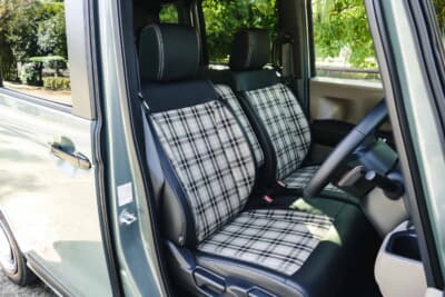 ホンダ N-BOX JOY:英国調チェックの撥水シートは温かみがあり、汚れにも強い実用的な一枚だ