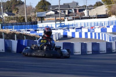 最大傾斜角13度のバンクは勢いよく突っ込もう