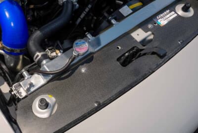 マツダ「ミアータ」：ターボ化で熱量が増えるためラジエーターはコーヨーのアルミ2層式に変更。さらにカーボン製の導風板を使って冷却効率を高めている