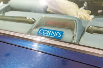 ロールスロイス シルバースパーII：リアウインドウに残る「CORNES」のステッカー
