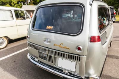 スバル 360カスタム：上ヒンジのハッチが備わる、ワゴン形状の可愛らしいリアビュー