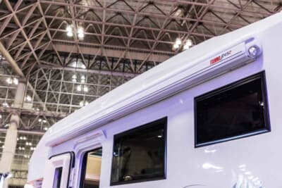 VANTECH ASTRARE TRIAS 480：車体側面上部に備わるサイドオーニング。展開すれば、日差しや雨を避ける快適なアウトドアリビングが完成する