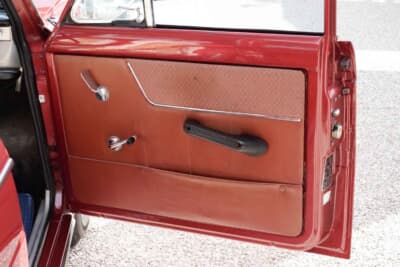 日野 コンテッサ 1300 デラックス：ビニールを基本にファブリック生地のアクセントとモールが入ったドア内張りは、極上のコンディションだ