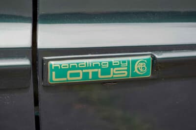 いすゞ ピアッツァ ハンドリングバイロータス：Aピラー下部のドアパネルには、「HANDLING by LOTUS」のエンブレムが誇らしげに輝く