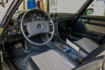メルセデス・ベンツ 450SLC：屋内保管が徹底されたと思われる内装類。樹脂類の劣化も少ない