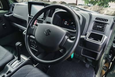 スズキ スーパーキャリイ Xリミテッド：見晴らしのよい運転席まわり。ステアリング操舵への反応の自然さがこのクルマの楽しさのベースだ