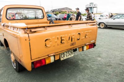 シボレー LUV：リアビュー。リアゲートには大きな「CHEVROLET」のロゴがプレスされている