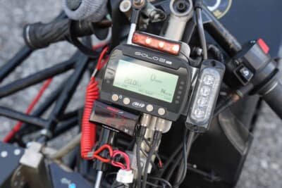 KUMANO LCR GSX-R1000：コクピットに取り付けたデータロガーは、4輪のレースでも愛用者が多いAIM製。ドライビングの分析と向上には欠かせないアイテム