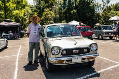 ホンダ NⅢ 360 TOWN：オーナーの西永さんと1971年式 NⅢ 360 TOWN。昭和46年の新車購入から55年間、ワンオーナーで乗り続けている