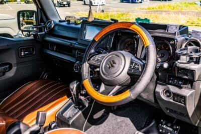 スズキ ジムニー：ステアリングにもカバーを装着している