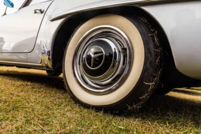 メルセデスベンツ 190SL：ボディ同色に塗られたホイールキャップに、ホワイトリボンタイヤがよく似合う