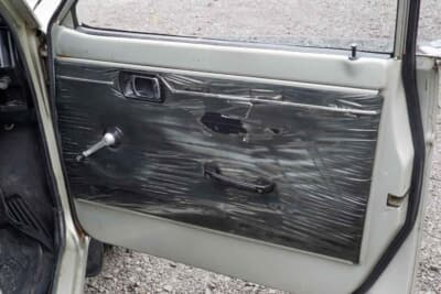 ホンダ ライフ：ドアの内張りには新車時のビニールが残る。大切に扱われてきた証拠である