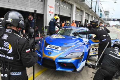 トヨタ・スープラ:藤野選手、堀野選手、宮園選手という異色のトリオがドライブしたレーシングカー